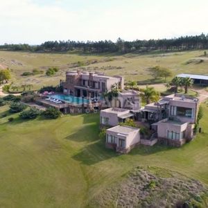 Excepcional Chacra 20 Hectáreas Con Casa Principal, Lago, Cancha De Futbol, Pileta Y Casa De Caseros.