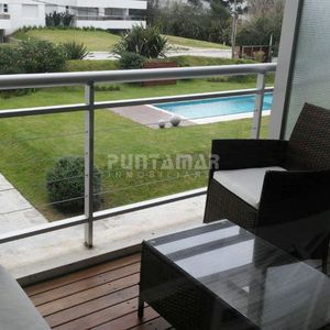 Apartamento De Un Dormitorio, En Zona De Playa Brava  Pasos Del Mar, Cuenta Con Terraza Lavadero Y Parrillero Propio