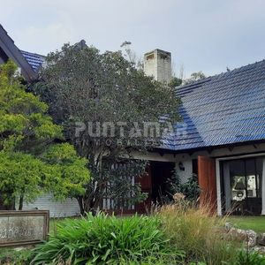 Importante Casa De 2 Plantas En Barrio San Rafael