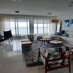 Impactante Apartamento De 2 Plantas En Edificio De Gran Categoria Con Inmejorables Vistas Del Mar, A Metros De La Playa Brava.