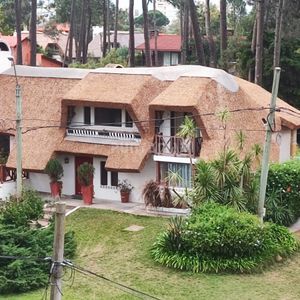 Venta Y Alquiler Anual,  Casa  En Pinares Cerca Del Mar