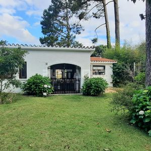 Casa De 3 Dormitorios Con Dependencia En Lugano