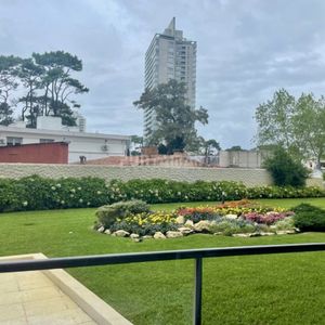 Alquiler Anual De Apartamento De 4 Dormitorios. Punta Del Este