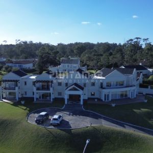 Exclusiva Mansión Frente Al Mar. Residencia De Categoría Con Casa De Huéspedes Y De Caseros Frente A Playa Mansa.