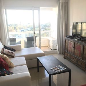 Departamento 2 Dormitorios En Alquiler. Balcón Y Garage. Amenities, Piso Alto Con Balcón Y Vista. Piscina