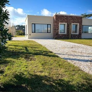 Venta  Alquila  Casa 3 Dormitorios Y Piscina Climatizada Punta Del Este