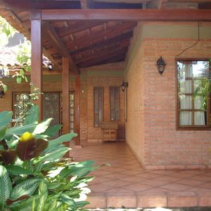 En Equipetrol Zona Ambasador Inmueble En Venta Con Potencial Comercial.