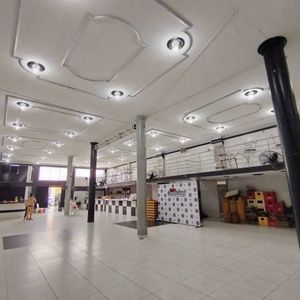 Amplio Local Comercial En Alquiler 