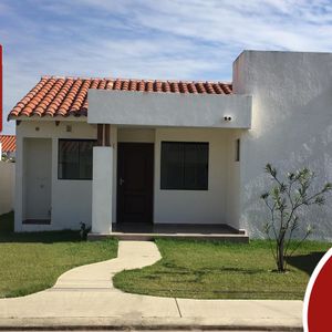 En Venta, Casa Zona Norte, Km 10. Cond. Fontana La Riviera (family Club)