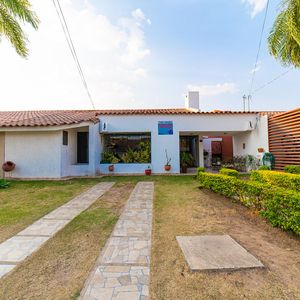 Casa De3 Dormitorios En Venta En Condominio Zona Este 