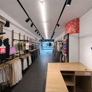 Alquiler Local Comercial De 130m2 Sobre 18 De Julio