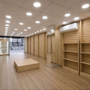 Alquiler Local Comercial De 270m2 En 18 De Julio Y Tristan Narvaja En Cordón
