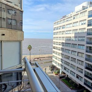 Venta Con Renta. Apartamento Pocitos 2 Dormitorios 2 Baños