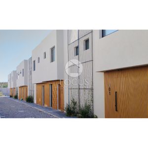 Venta Casa Con Renta, 2 Plantas, 2 Dormitorios, 3 Baños, Patio Y Garaje En Carrasco