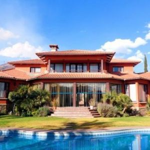 Residencia Con Piscina 5 Suites Trojes-tiquipaya