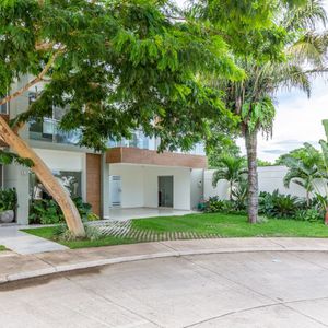 Casa Semi Amoblada  En Alquiler De 3 Suite En Cond. Jardines Del Norte IV