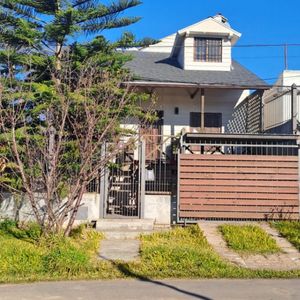 Casa En Venta De 3 Dormitorios C/ Cochera En Cerro