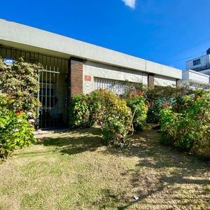 Casa En Venta C/ Cochera En Nuevo París