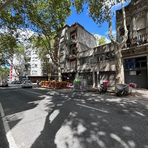 Excelente Local Sobre Calle Yaguarón