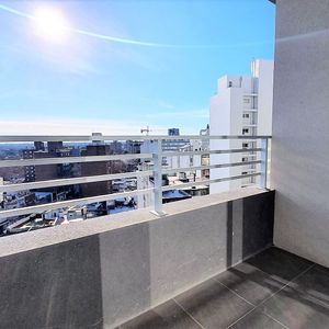 -apartamento De Un Dormitorio, Piso Alto En Met Tres Cruces