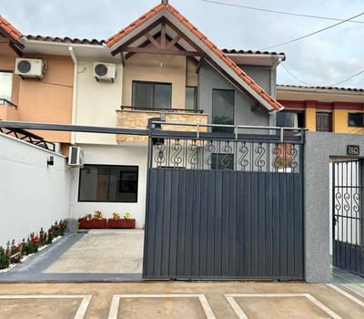 Casa De 2 Plantas En Venta, Av Canal Cotoca
