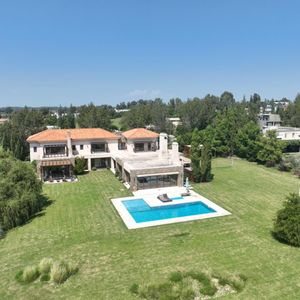 Exclusiva En Lomas De La Tahona. 5 Suites. Fondo Al Lago.