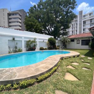 Casa Contemporanea En Barrio Urbari