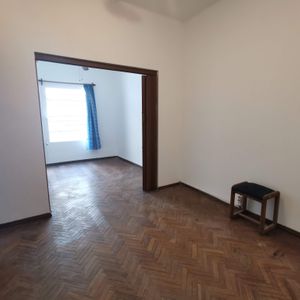 Alquiler De Apartamento De 1 Dormitorio, Primer Piso Por Escalera