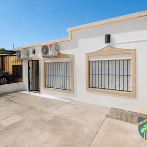 Casa De Dos Dormitorios En Alquiler C/ Cochera En Colonia - Real De San Carlos