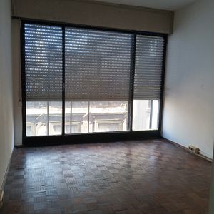 Amplio Apto De Dos Dormitorios En Ciudad Vieja.