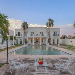 Mansión En Venta Amoblada Sobre Carretera A Cotoca Km 13