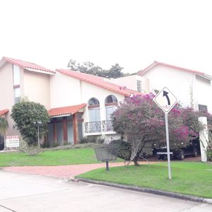 Bella Casa En Alquiler Cond. Jardines Del Urubo I