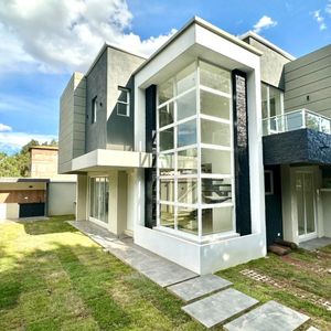 $us.- 208.000 Preciosa Casa A Unas Cuadras De La Av. Reducto Y Del Hotel Tolavi