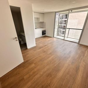 Alquiler - Monoambiente Amplio Con Cocina Y Gran Balcón, En Lla Blanqueada.