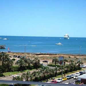 Excelente Apartamento De 2 Dormitorios A Mts. Del Mar, Edificio Seasons Tower.