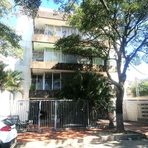 Hermoso Departamento Sobre Av Bush Entre 1er Y 2do Anillo