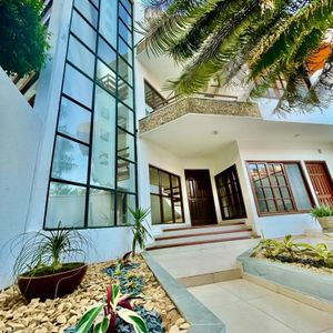 Casa En Equipetrol - Zona Comercial