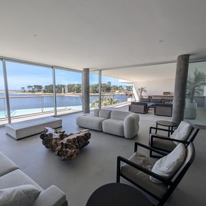 Venta Lujoso Apartamento Frente Al Mar Super Amplio Con Parrillero Propio.