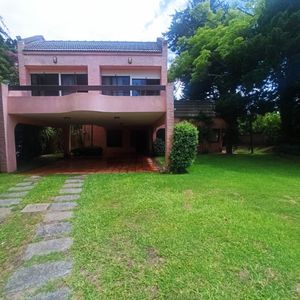 Casa Con Gran Capacidad, En Excelente Ubicacion