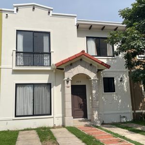 Amplia Casa De 4 Dormitorios De 2 Plantas En Venta Condominio Casa De Campo.