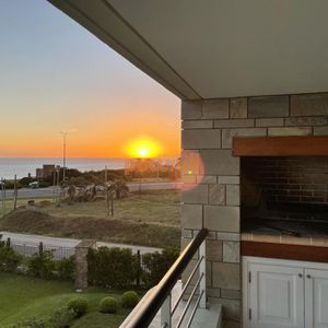 Comodo E Iluminado Departamento En Venta De 3 Dormitorios Con Preciosa Vista Al Mar. Veramansa