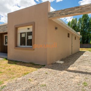 Casa De 2 Dormitorios Y 2 Baños. ¡cerca De La Laguna Y El Mar!.