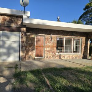Casa En Venta, Barrio Pinares Frente A Plaza Pública A 400 Mts. Del Mar
