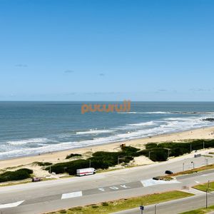 Venta De Apartamento Con Vista Al Mar Y Muy Luminoso De 2 Dormitorios Con 2 Baños, Playa Brava Aidy Grill, Punta Del Este