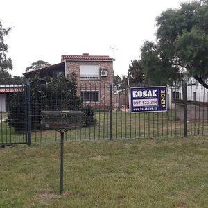 Se Vende Buena Casa De 2 Plantas, 4 Dormitorios, 2 Baños Y Cochera En Marindia!