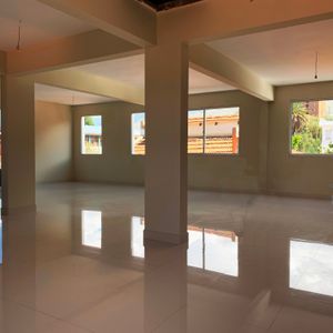 Hermoso Edificio De Tres Pisos 