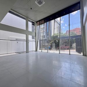 Showroom / Local En Alquiler - Equipetrol 