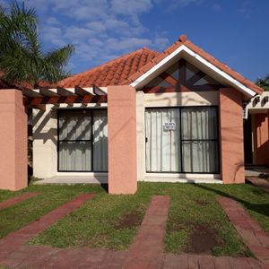 Casa  Condominio Dalí, 3 Dorm.,a/C, área Social, Piscina. Cel 76051071