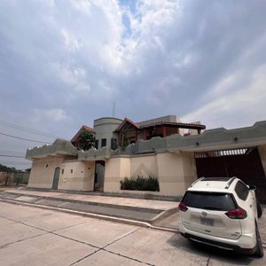 Casa De Dos Plantas Con Amplios Espacios Para Vivienda Y Adaptada Para Oficina