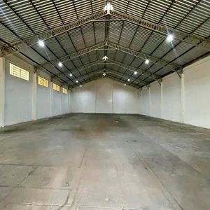 $us 2.100.- Galpon En Alquiler De 700 Mt2, Zona Norte En Scz